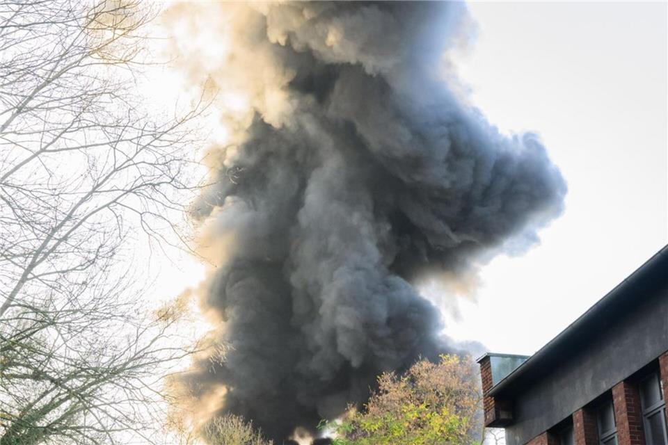 Eine riesige dunkle Rauchwolke ist über dem Süden Hannovers zu sehen. Julian Stratenschulte/dpa