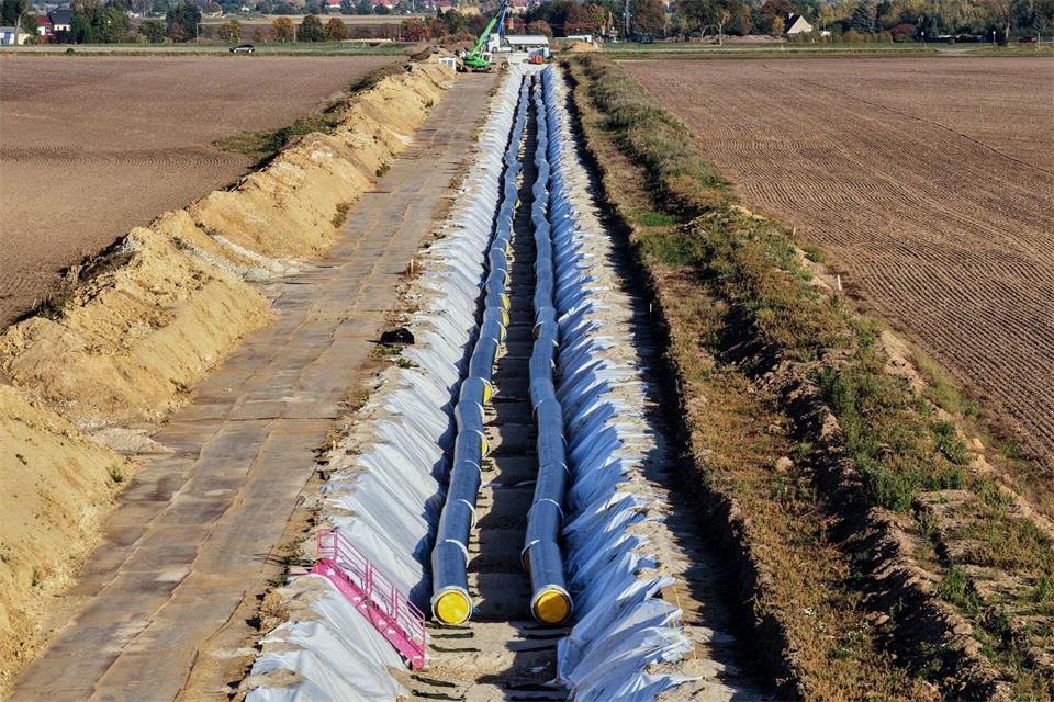 Eine rund 19 Kilometer lange Fernwärmeleitung soll von Leuna nach Leipzig führen und die Abwärme aus der TotalEnergies Raffinerie in Leuna nutzen.Jan Woitas/dpa