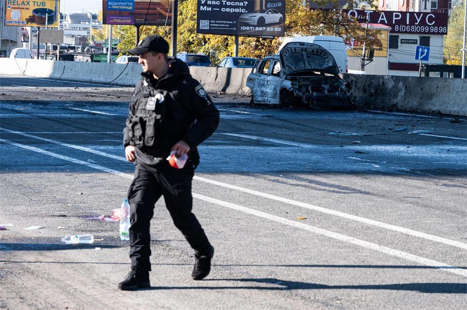 Eine russische Drohne hat eine Autobahn bei Kiew getroffen. Dan Bashakov/AP/dpa