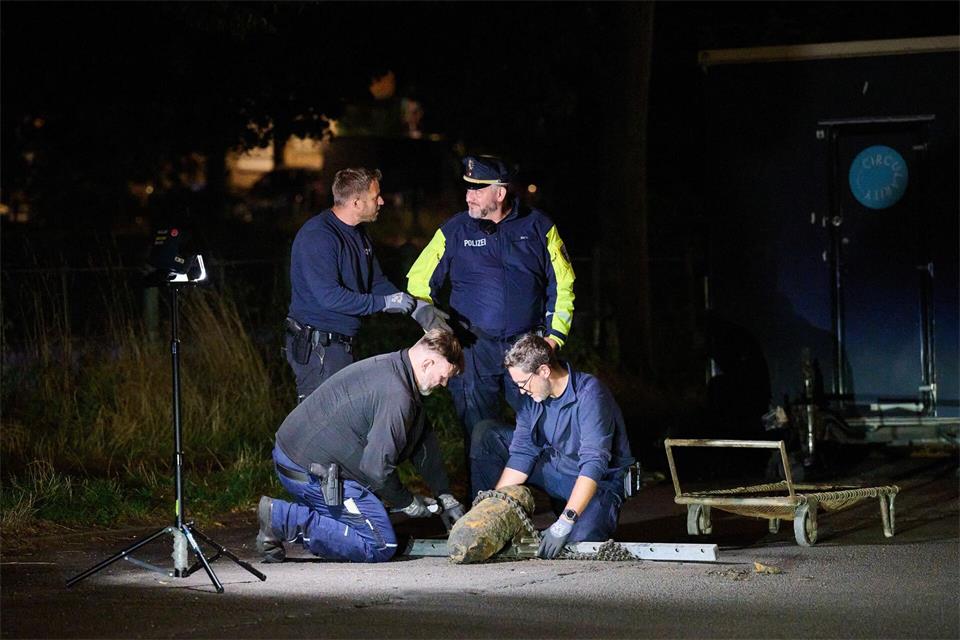 Eine russische Fliegerbombe aus dem Zweiten Weltkrieg wurde am Berliner Weigandufer entschärft.Annette Riedl/dpa