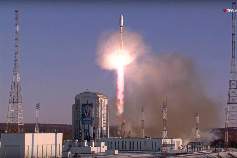 Eine russische Rakete hebt in den Weltraum ab. (Archivbild)-/Roscosmos State Space Corporation via AP/dpa