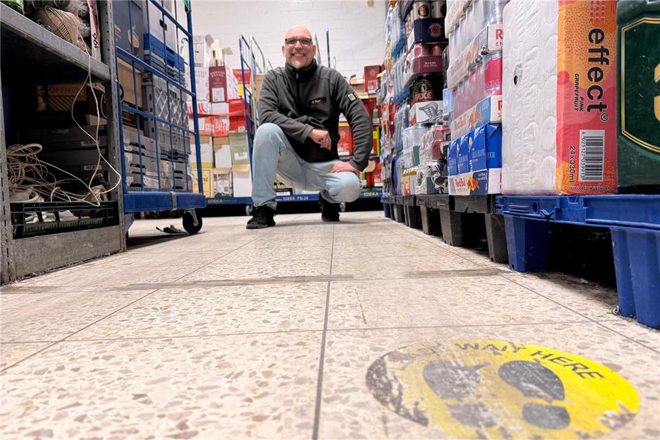 Eine schwarz-gelbe Linie markiert im Edeka Markt die Grenze zum Rerservelager des Supermarktes.