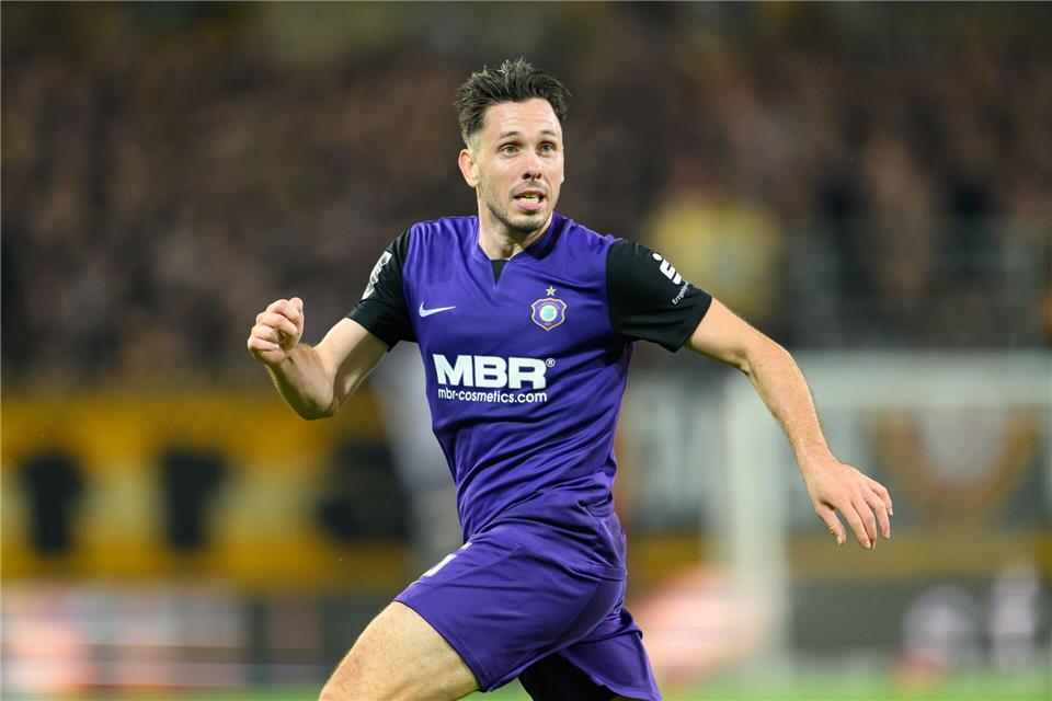 Eine schwere Verletzung von Marcel Bär schockt den FC Erzgebirge Aue.Robert Michael/dpa