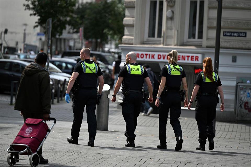Eine sogenannte „Quattro Streife“ kontrolliert das Geschehen am Hansaplatz. Lilli Förter/dpa