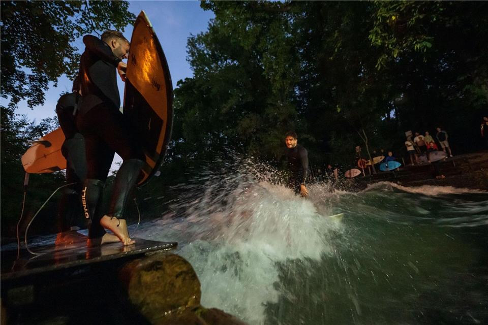 Mehr Sicherheit beim abendlichen Surfen auf der Eisbachwelle  Eine spezielle Beleuchtung soll das Surfen bei Dunkelheit sicherer machen. (Archivbild)Peter Kneffel/dpa