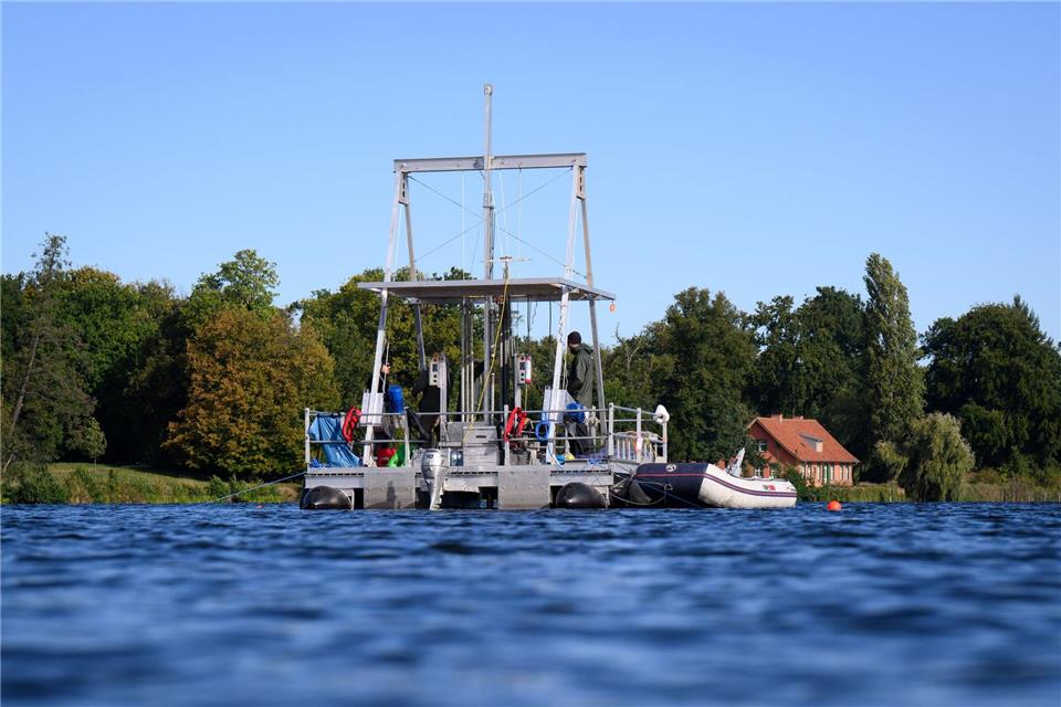 Eine spezielle Bohrplattform schwimmt auf dem Heiligen See in Potsdam. Forscher entnehmen dort Sedimentkerne - also zylindrische Proben von Ablagerungen - aus der Tiefe des Gewässers. Bernd von Jutrczenka/dpa
