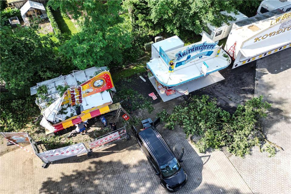 Eine stark beschädigte Schaustellerbude auf dem Schützenfest Lars Penning/dpa