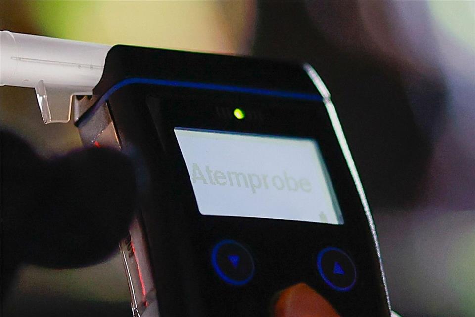 Eine stark betrunkene Autofahrerin wurde zweimal hintereinander von der Polizei angehalten. (Symbolbild) Heiko Becker/dpa