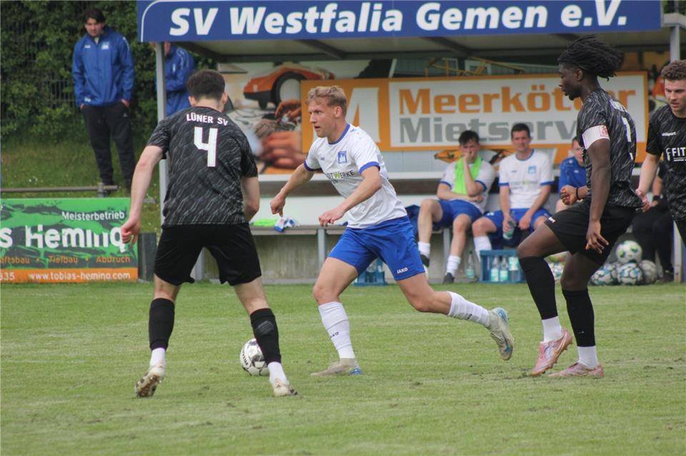 Eine starke Leistung zeigte Westfalia Gemen (hier mit Max Gill am Ball) gegen den Lüner SV und stieß den Tabellenführer mit einem hochverdienten 3:0-Heimerfolg vom Landesliga-Thron.