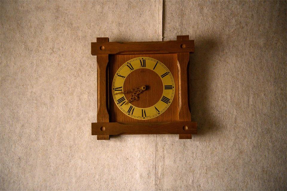 Eine stehengebliebene Uhr hängt an der Wand eines Zimmers eines Hauses, das nach dem Tod des Besitzers an das Land Sachsen-Anhalt gefallen war. Klaus-Dietmar Gabbert/dpa