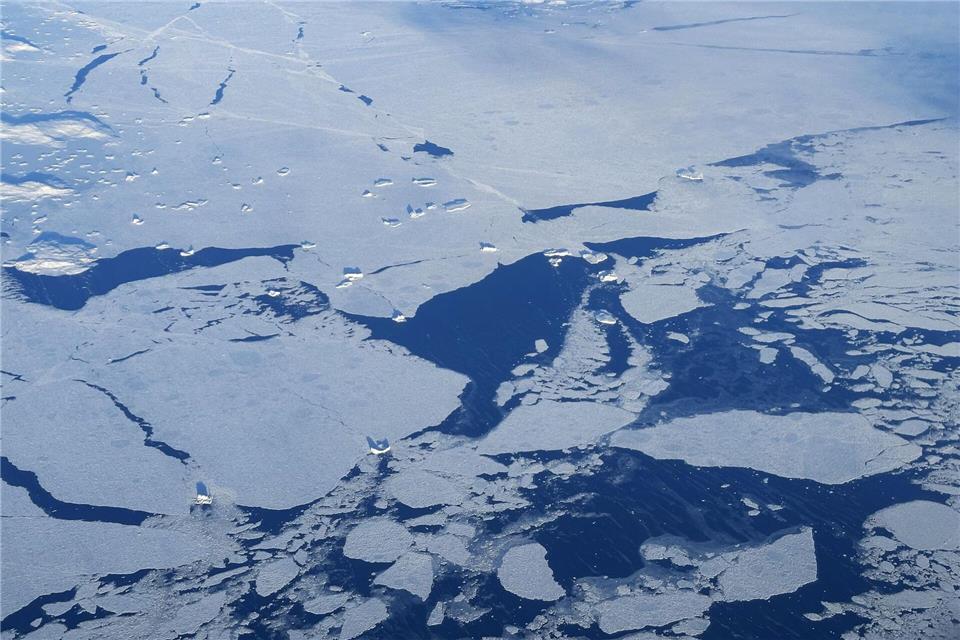 Eine teils zugefrorene Fjordlandschaft in Grönland (Illustration).Steffen Trumpf/dpa