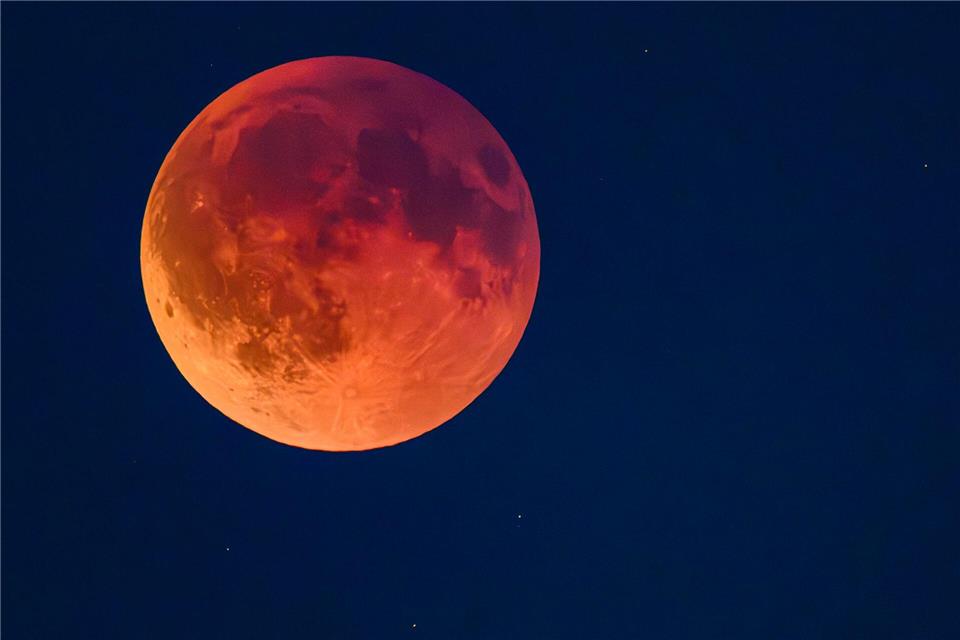 Eine totale Mondfinsternis ist als sogenannter Blutmond am Abendhimmel über Brandenburg zu sehen.Patrick Pleul/dpa