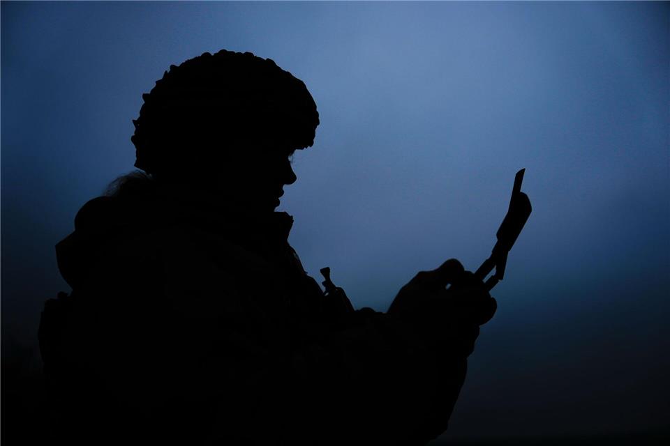 Eine ukrainische Drohnenoperatorin fliegt eine Vampire-Drohne.Julia Demaree Nikhinson/AP/dpa