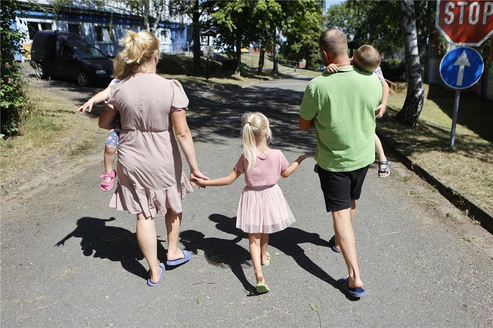 Eine ukrainische Flüchtlingsfamilie in Deutschland. (Symbolbild)Matthias Bein/dpa