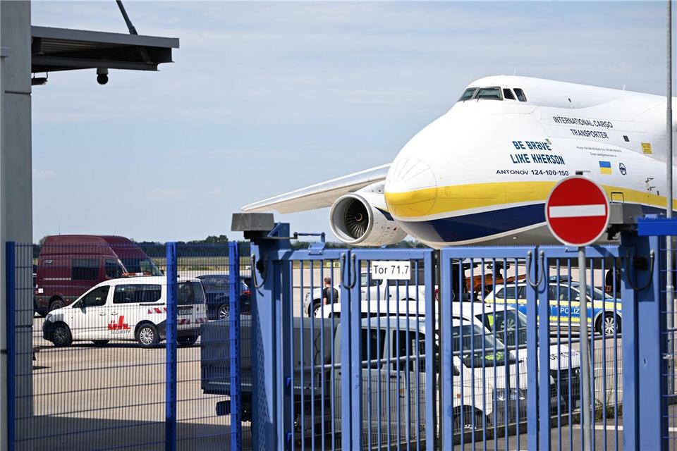 Eine ukrainische Frachtmaschine vom Typ Antonow steht am Leipziger Flughafen. Hendrik Schmidt/dpa