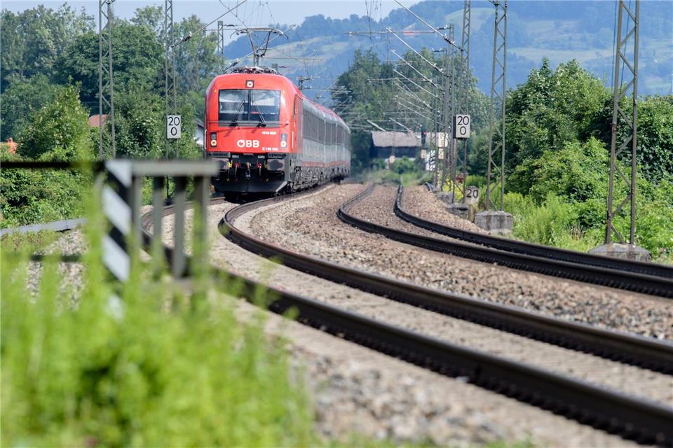 Eine umfassende Generalsanierung der Strecken München–Rosenheim und Rosenheim–Salzburg ist für 2027 geplant. (Archivbild)Matthias Balk/dpa