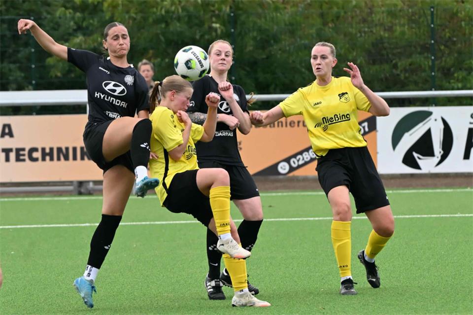 Eine umkämpfte Bezirksliga-Partie sahen die Zuschauer am Sonntag an der Nordholter Heide. Am Ende setzte sich der FC Marbeck durch ein Tor von Janine Lohkamp (rechts) mit 1:0 gegen Wanne durch.