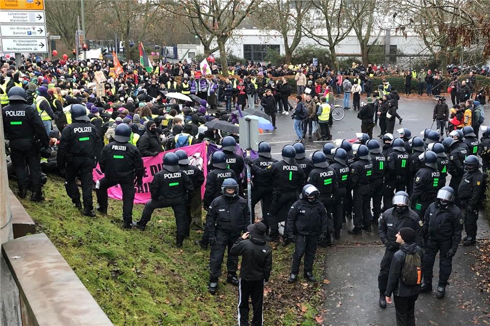 Eine unangemeldete Demonstration an der Konrad-Adenauer-Brücke in Gießen.Christine Schultze/dpa