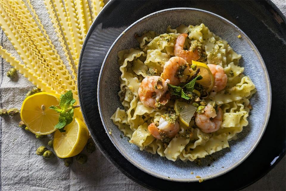Eine ungewöhnliche Kombination aus Wasabi, Limette und Pistazien bringt asiatische Aromen auf den Pastateller – und nimmt der Schärfe die Spitze.Doreen Hassek/hauptstadtkueche.blogspot.com/dpa-tmn