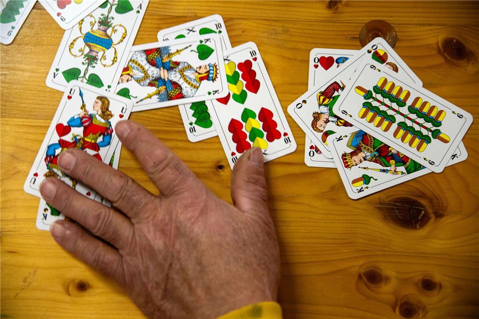 Eine urbayerische Tradition: Schafkopf. (Foto Illustration)Pia Bayer/dpa