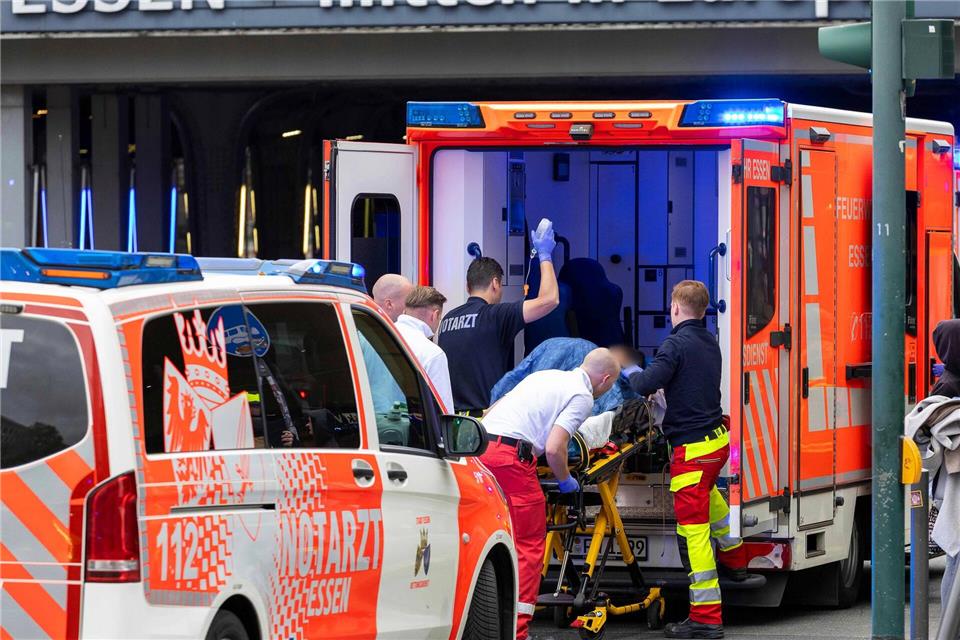 Eine verletzte Frau wird von Rettungskräften versorgt.Justin Brosch/dpa