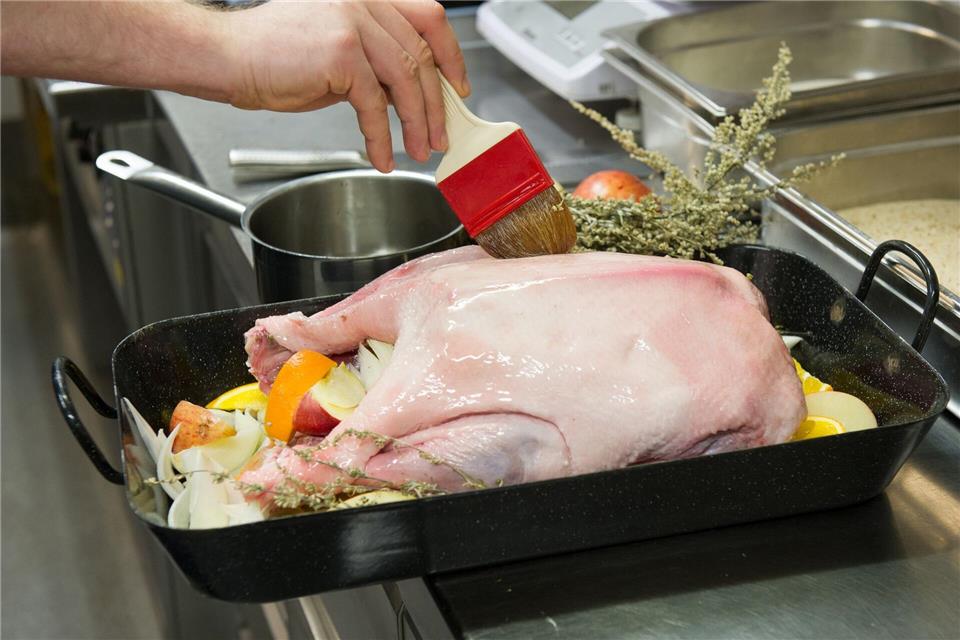 Eine vier Kilogramm schwere Gans reicht mit entsprechenden Beilagen für vier bis fünf Personen. Tobias Hase/dpa-tmn