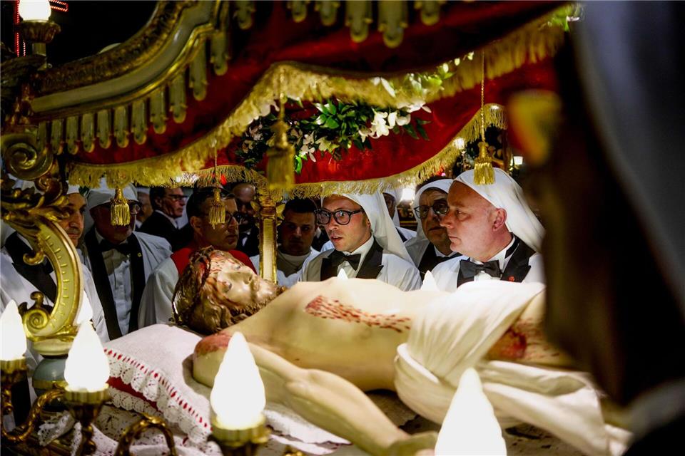 Eine vom Kreuz abgenommene Statue des toten Christus wird bei den Karfreitagsriten durch die Straßen getragen.Stefano Lorusso/ZUMA Press Wire/dpa