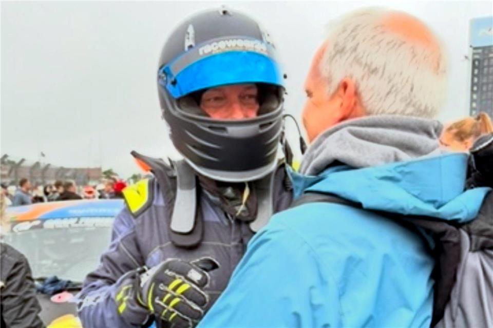 Eine von Respekt und Vertrauen geprägte Beziehung: Fahrer Oliver Kriese (links), der Mann der Inhaberin von Ollis Garage Racing, Sabine Kriese, und Heiko Linckamp (rechts) von Bleker Autoteile.