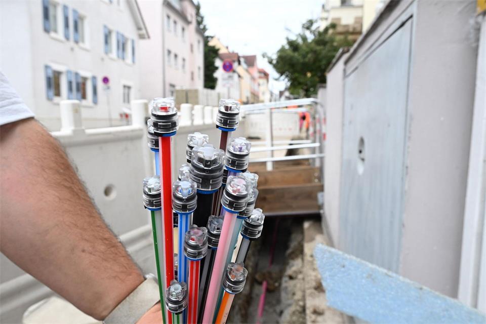 Eine von vielen Baustellen in Deutschland, wo Glasfaser-Internet verlegt wird.Bernd Weißbrod/dpa