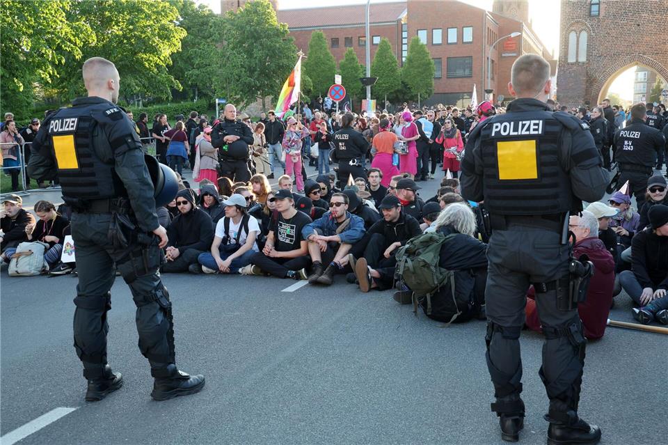 Eine wachsende gesellschaftliche Polarisierung bringt nach Aussage des Neubrandenburger Polizeipräsidenten mehr Arbeit für die Polizei mit sich. (Archivbild)Bernd Wüstneck/dpa