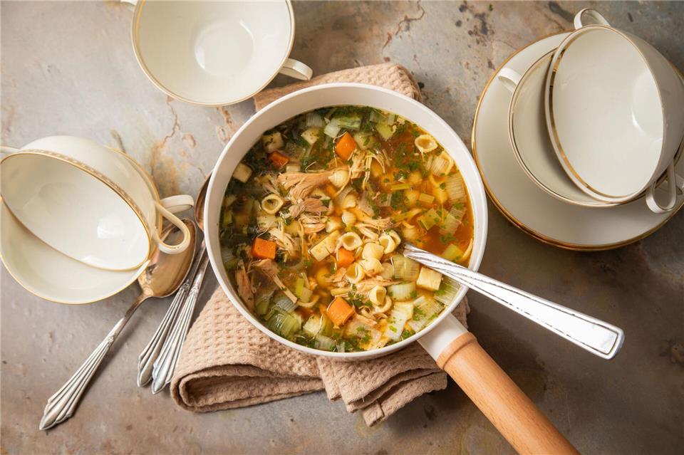 Honig, Suppe, Wickel: Erkältungs-Hausmittel im Check Eine warme Hühnersuppe gibt bei Erkältungen die nötige Energie.Christin Klose/dpa-tmn