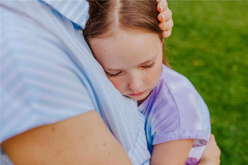 Eine warme Umarmung und ermutigende Worte zum Abschied: So startet das Kind mit einem guten Gefühl auf die Klassenfahrt.picture alliance / Westend61