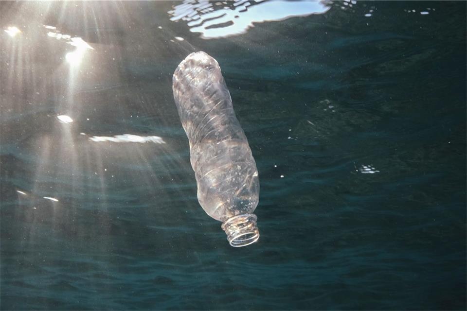Deutschland exportiert weniger Plastikmüll Eine weggeworfene Plastikflasche im Roten Meer vor Ägypten.