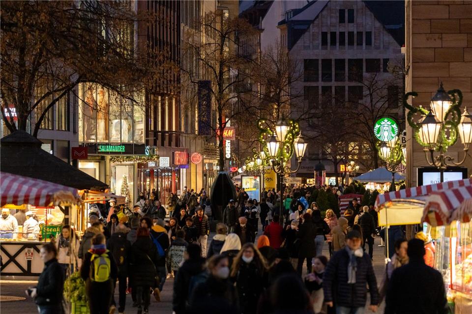 Eine weihnachtlich geschmückte Straße in der Nürnberger Innenstadt. Die Erwartungen der bayerischen Einzelhändler an das Weihnachtsgeschäft sind in diesem Jahr eher zurückhaltend. (Archiv)Daniel Karmann/dpa