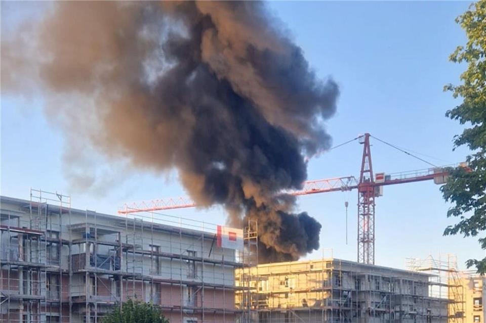 Eine weithin sichtbare Rauchsäule steigt über einer Großbaustelle im Stuttgarter Stadtteil Rot auf.Andreas Rosar/dpa