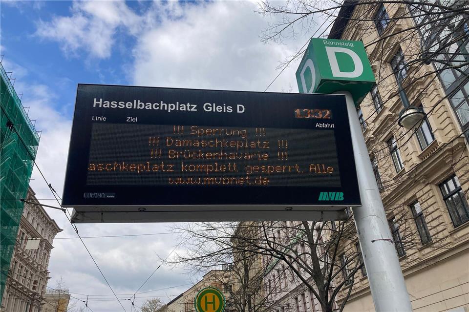 Eine wichtige Brücke im Magdeburger Zentrum ist gesperrt - das hat Auswirkungen. Christopher Kissmann/dpa