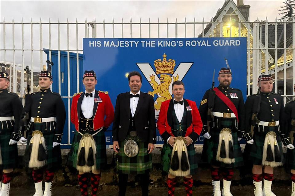 Eine zufällige Begegnung bescherte Jimmy Fallon einen traditionell schottischen Abend.5 Scots/PA Media/dpa
