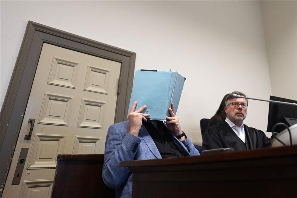 Einem 49-Jährigen wird heimtückischer Mord vorgeworfen.Marcus Brandt/dpa