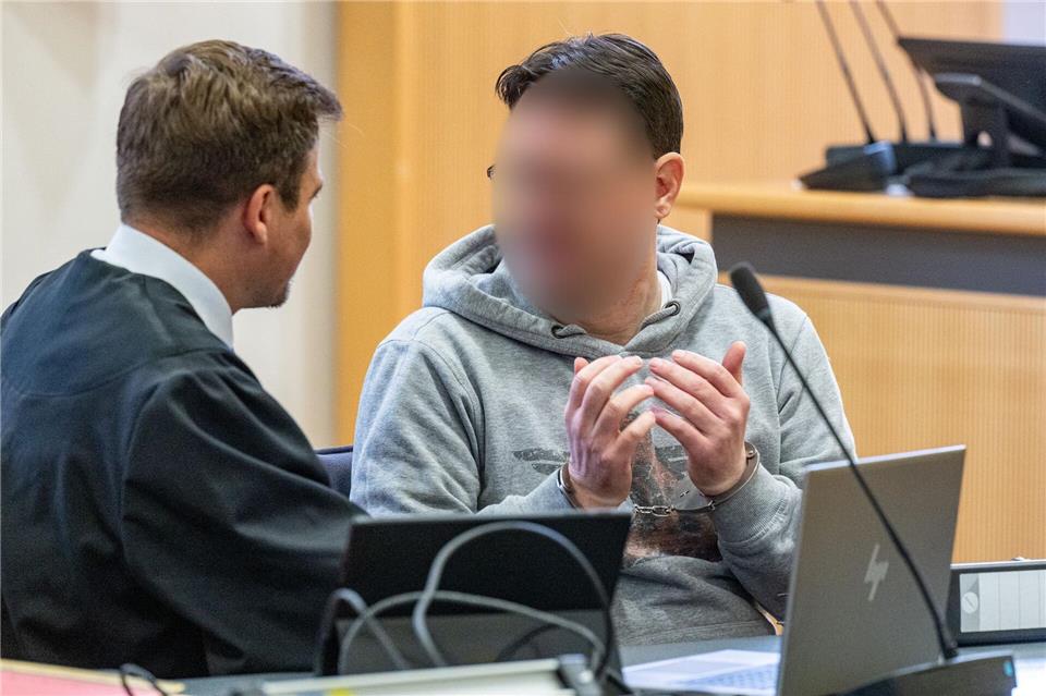 Einem 51 Jahre alten Mann wird vor dem Landgericht Regensburg Mord an seinem Onkel vorgeworfen. Er bestreitet dies. Armin Weigel/dpa