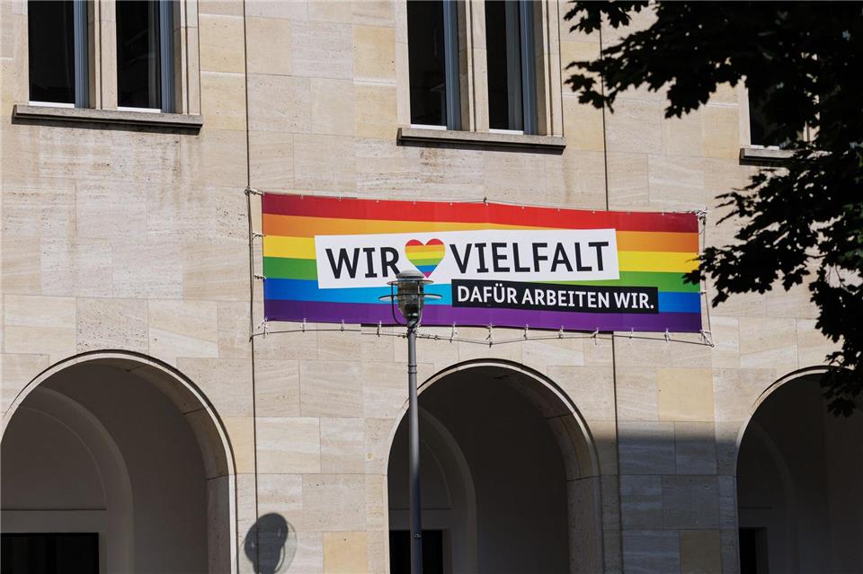 Einem Bericht zufolge wurden 723 Beleidigungen und Anfeindungen gegen queere Menschen und Initiativen im Jahr 2025 gezählt. (Archivbild)Carsten Koall/dpa