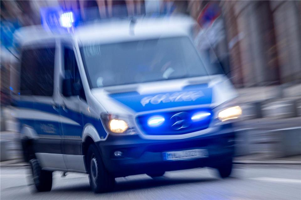 Einem Einsatzfahrzeug mit Blaulicht und Sirene muss Vorfahrt gewährt werden. picture alliance/dpa