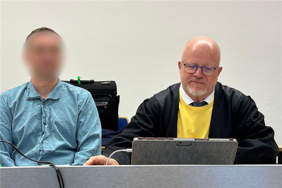 Einem Krankenpfleger wird vor dem Landgericht Landshut 15-facher Mordversuch vorgeworfen. Er soll in einer Landshuter Klinik Medikamente manipuliert haben. Weil diese an Patienten verabreicht wurden und weitere verabreicht hätten werden können, ist der Mann angeklagt.Ute Wessels/dpa