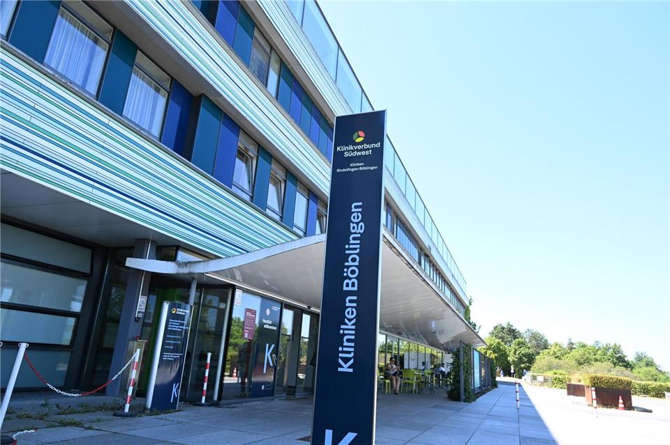 Einem Polizeisprecher zufolge war das Frühgeborene mit einem Gewicht von unter einem Kilogramm in der Klinik auf die Welt gekommen und dann verstorben.Bernd Weißbrod/dpa