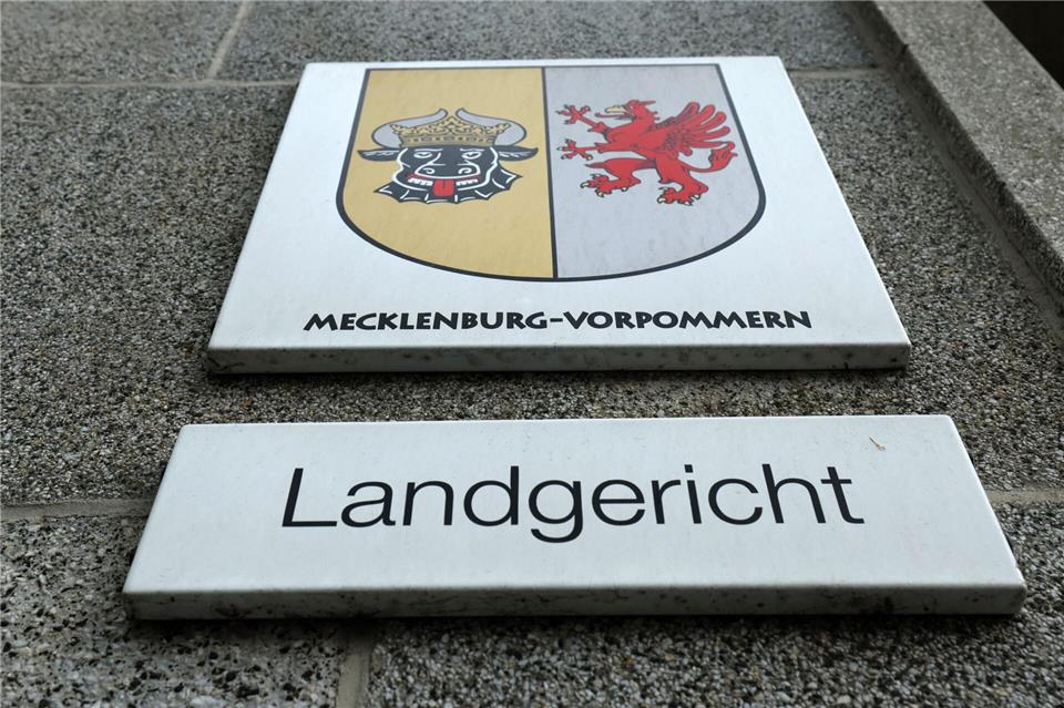 Einem Rostocker Physiotherapeuten werden 18 sexuelle Übergriffe gegen Patientinnen vorgeworfen. (Archivbild)Bernd Wüstneck/dpa