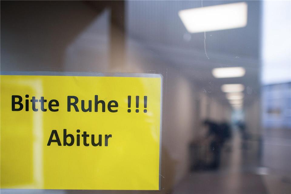 Schulleiter soll bei Abi betrogen haben Einem Schulleiter wird vorgeworfen, seinem Kind einen unerlaubten Vorteil verschafft zu haben, indem er ihm vorab Fragen und Lösungen für das Abitur zugänglich gemacht hat.