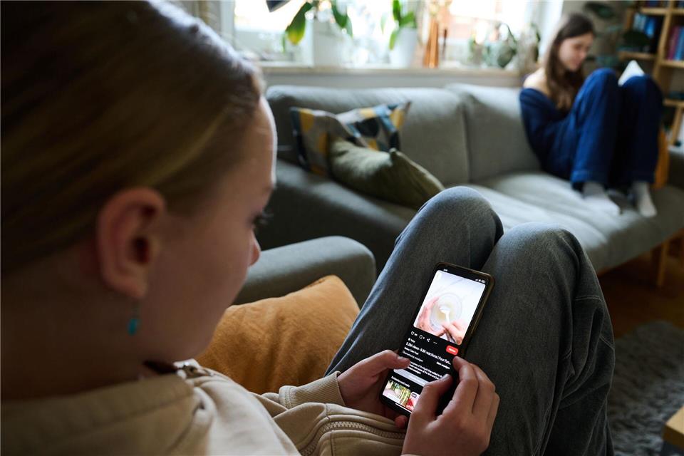 Einem an das Geblinker sozialer Medien gewöhnten Gehirn kann es schwerfallen, ausdauernd zu lesen. (Archivbild)Annette Riedl/dpa