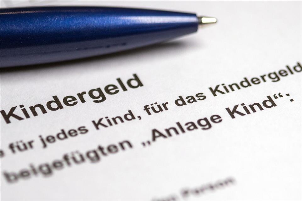 Einen Antrag auf Kindergeld soll man künftig nicht mehr stellen müssen. (Illustration)Jens Büttner/dpa-Zentralbild/dpa