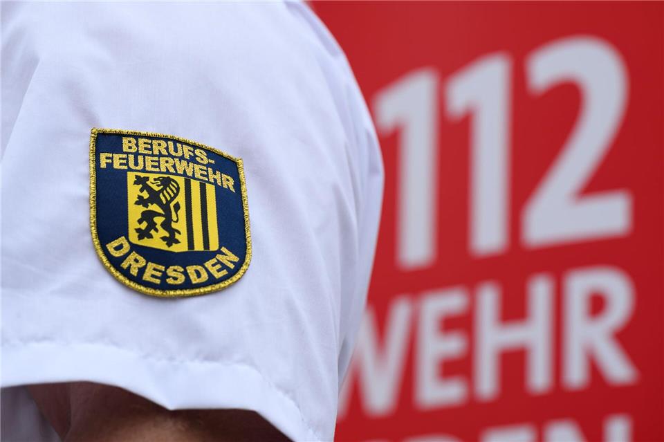 Einen Autobrand löschte die Feuerwehr in Dresden. (Symbolbild)Robert Michael/dpa