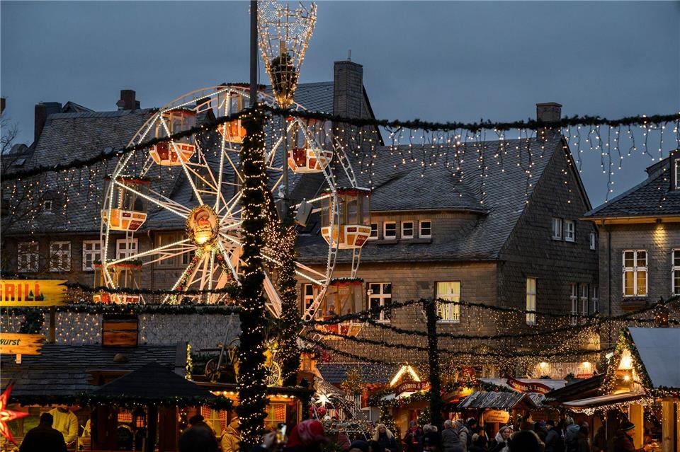 Einen Besuch um Riesenrad sollten Besucher nach Angaben der Stadt nicht verpassen.Swen Pförtner/dpa