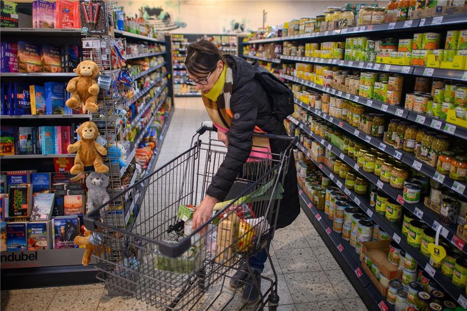 Einen Einkauf für pflegebedürftige Personen zu erledigen - damit sorgen Nachbarschaftshelfer dafür, dass die Senioren länger in ihren eigenen vier Wänden leben können. Klaus-Dietmar Gabbert/dpa
